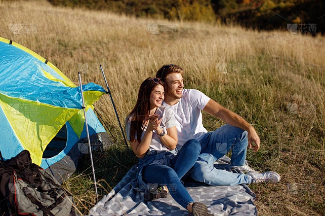 快乐的年轻夫妇在大自然中享受阳光灿烂的一天