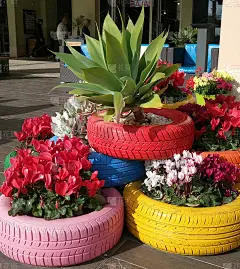 创意制作的花坛作为彩色汽车轮胎的装饰