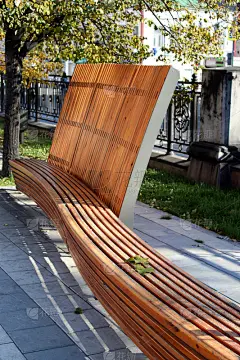 在城市秋季公园的长椅上。现代设计。