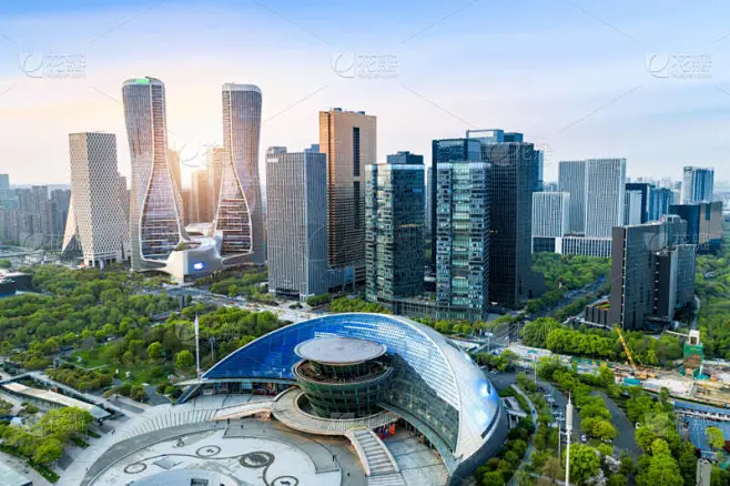现代建筑中的杭州新的城市在日出城