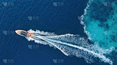 常规内容-交通系列航拍视角快艇行驶蓝色海面带起水花