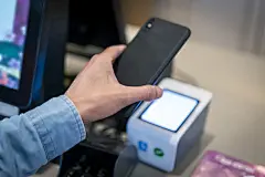 男性用手用手机扫描代码图片下载