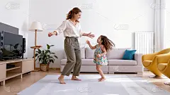 人物系列写实感妈妈和小女孩站着玩游戏图片