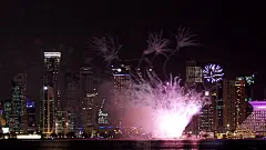 大烟花在现代城市的晚上